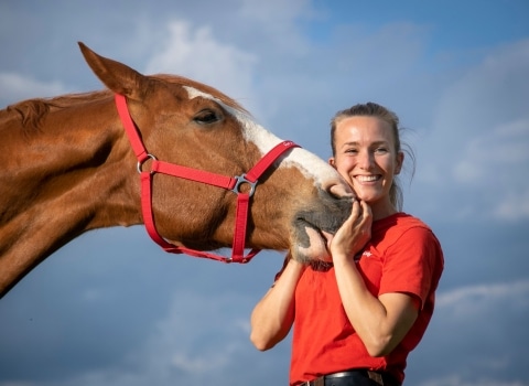 Melina állatgondozó Idefix nevű lóval