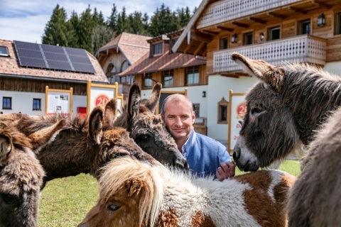 Dieter Ehrengruber mit Eseln